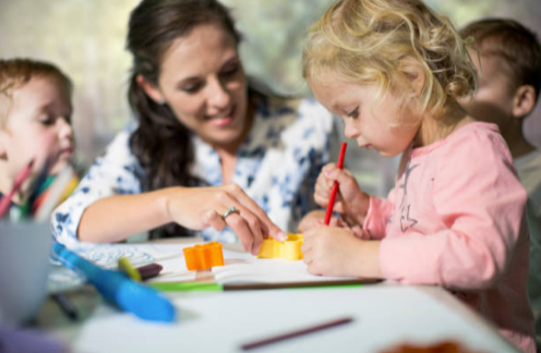 Puéricultrice et enfants en micro-crèche